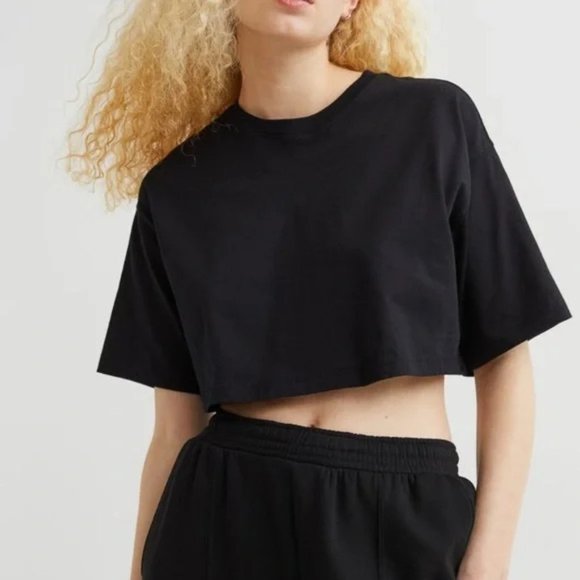 H&M Tops - 💥3 for $15💥 NWT Crop top